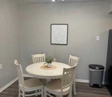 Hamilton Apartment | The Irene - 2 Bedroom Apt in Quilt Town, USA