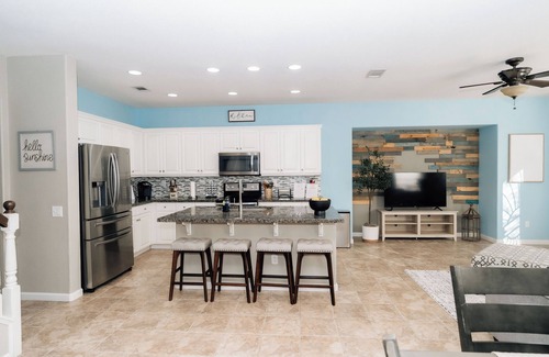 Turlock House | The Ivory House - Spacious Modern Home