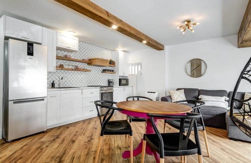 Prince Edward Apartment | The Ivy Suite at Portage House in Picton