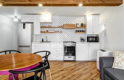 Prince Edward Apartment | The Ivy Suite at Portage House in Picton
