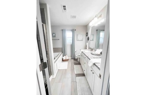 Bentonville House | The Jade House