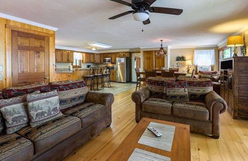 Eddington Cottage | The James House on Chemo Pond Dogs Welcome