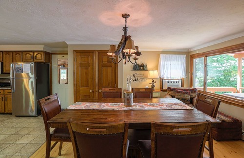 Eddington Cottage | The James House on Chemo Pond Dogs Welcome