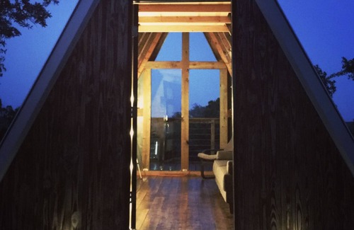 Oatmeal Cabin | The jAy frAme A Texas hill country treasure