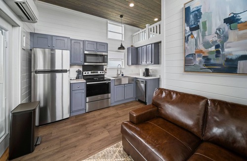 Fredericksburg Cottage | The Johnny - 218