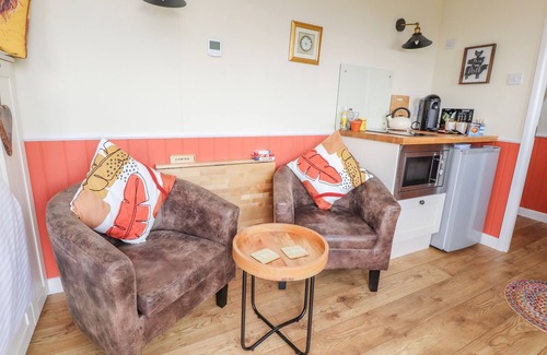 Barnoldswick Cottage | THE JOURNEYMAN LUXURY SHEPHERDS HUT, pet friendly in Barnoldswick