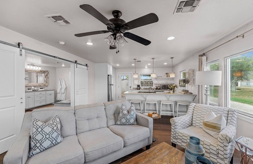 Fredericksburg House | The Judy: Hot-tub, on the 290 Wine Trail