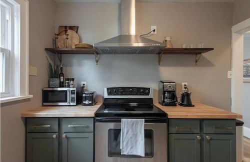 Macalester - Groveland House | The June House: a Charming 2BR Apartment in the heart of Mac-Groveland.