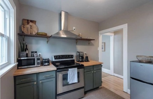 Macalester - Groveland House | The June House: a Charming 2BR Apartment in the heart of Mac-Groveland.