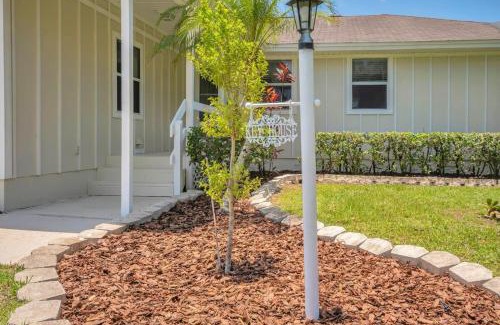 Poinciana House | The Key House Large Pool & Backyard