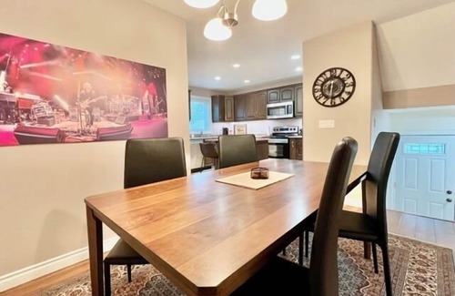 Saskatoon House | *The Kid Rock* Bright, Spacious and Modern Home!