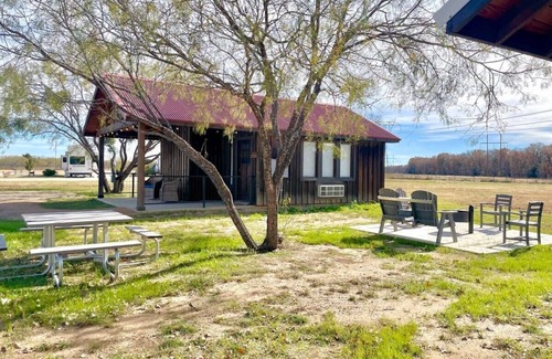 Elm Mott Ski Chalet | The Kingfisher Cabin 15MIN to Magnolia & Baylor