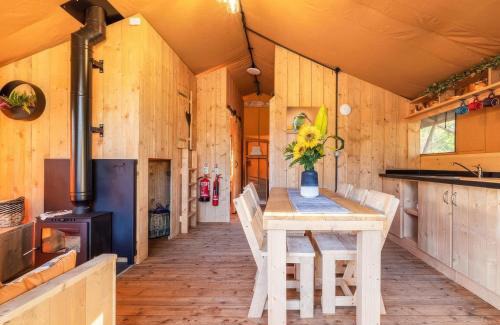 Saddleworth House | The Kingfisher Safari Tent - pets welcome