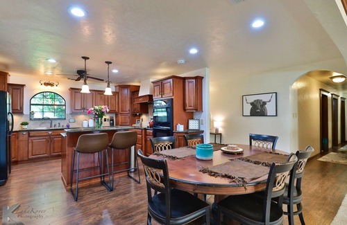 Breckenridge Cottage | The Kokomo Lakehouse on Hubbard Creek w/Private Dock at Breckenridge Sleeps 16