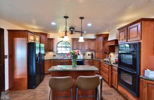 Breckenridge Cottage | The Kokomo Lakehouse on Hubbard Creek w/Private Dock at Breckenridge Sleeps 16
