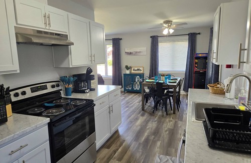 Ottawa House | The Lafayette Lounger Unit A, King Bed, Arcade Games, close to downtown