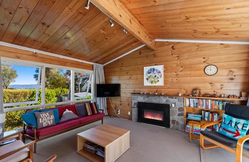 Waipahihi House | The Lake Escape - Taupo Holiday Home