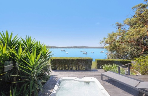 Gwandalan House | The Lake Escape - Waterfront w/Hot tub & Kayaks