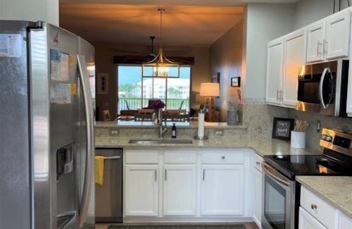 Tropical Cove Condo | The Lake House at Lexington CC Lake Village