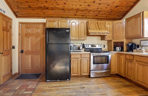 Rockbridge Cabin | The Lake House - Hot tub with Lake view!