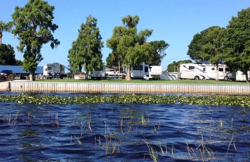 Fedhaven House | The Lake House is located on Lake Hatchineha Resort and RV Park.