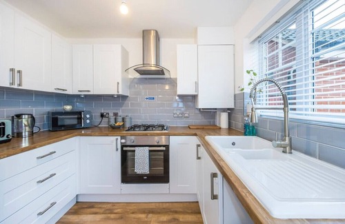 Parsloes House | The Lake Hub: Comfortable 2-Bedroom Apartment with Private Garden
