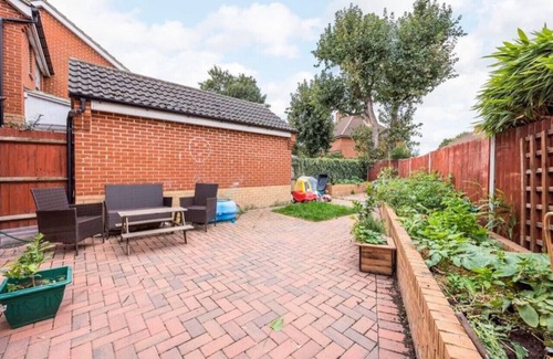 Parsloes House | The Lake Hub: Comfortable 2-Bedroom Apartment with Private Garden