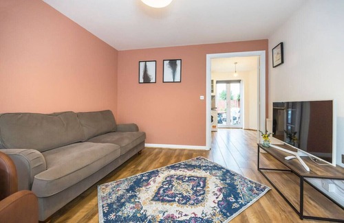 Parsloes House | The Lake Hub: Comfortable 2-Bedroom Apartment with Private Garden