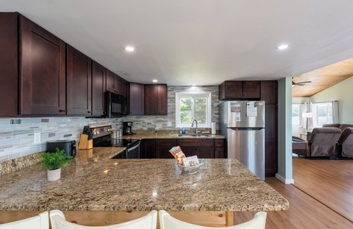 Pocono Lake House | The Lake Life by AvantStay | Lakefront + View + Hot Tub