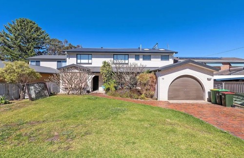 Mannering Park House | THE LAKEHOUSE Central Coast