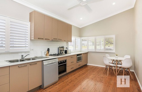 Mannering Park House | The Lakehouse - Spacious Cottage!