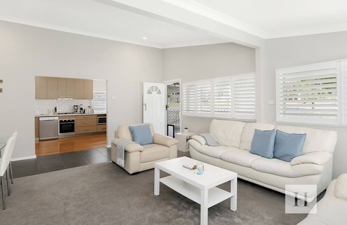 Mannering Park House | The Lakehouse - Spacious Cottage!