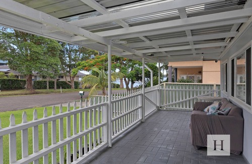 Mannering Park House | The Lakehouse - Spacious Cottage!