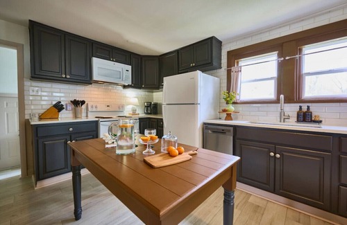 Sylvan Beach House | The Lakeside at Sylvan Cottage | Steps to Lake