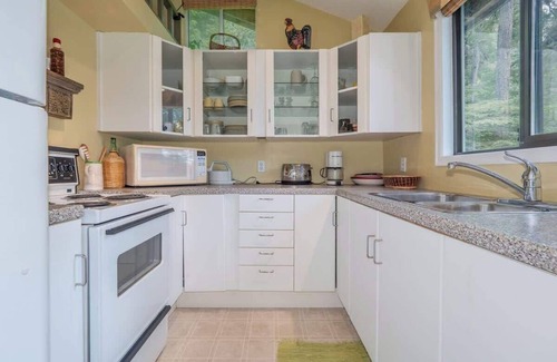 Earls Cove Cabin | The Lakeside Cottage