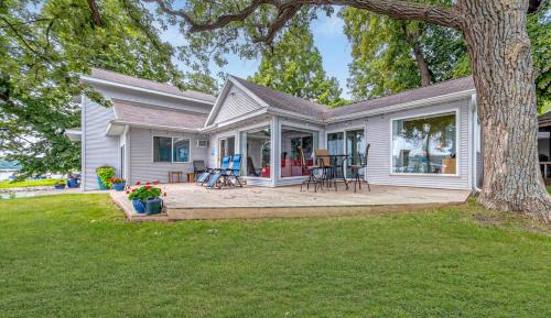 Arnolds Park Villa | The Lakeside Lookout on Gingles Point