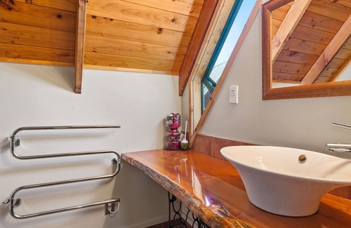 Lake Tarawera Cottage | THE LAKEVIEW CHALET - LAKE TARAWERA HOLIDAY HOME in Oneroa