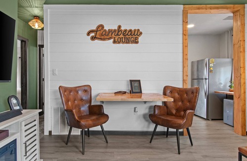 Green Bay House | The Lambeau Lounge - Short Walk to everything Lambeau!