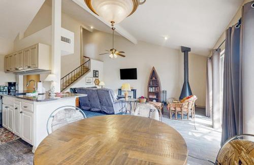 Horseshoe Bay Apartment | The Landing #18