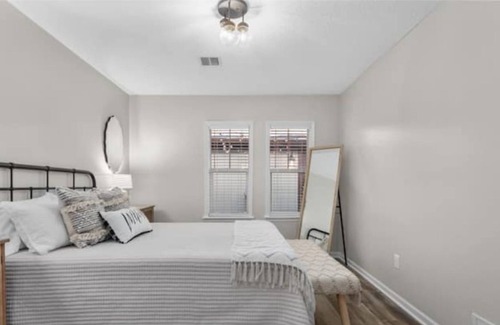 Parkville House | The Landing Pad-2 Bedroom 2 Bath w/garage parking