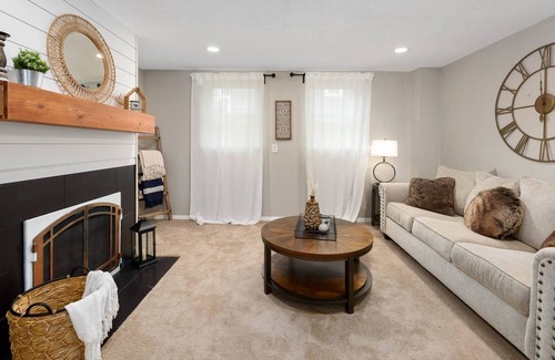 Dakota Station Apartment | The Layover in Littleton..Hot Tub..Pool Table!