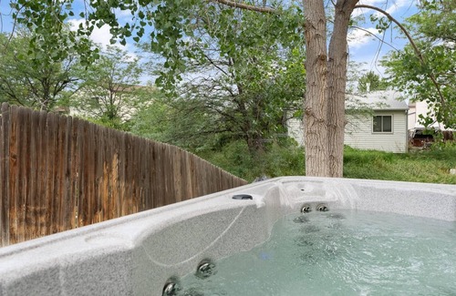 Dakota Station Apartment | The Layover in Littleton..Hot Tub..Pool Table!