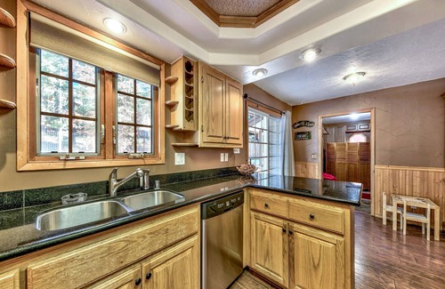 Montgomery Estates Cottage | The Lazy Bear's Den-guests love the backyard, family room and location!