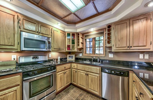 Montgomery Estates Cottage | The Lazy Bear's Den-guests love the backyard, family room and location!