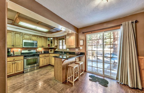 Montgomery Estates Cottage | The Lazy Bear's Den-guests love the backyard, family room and location!
