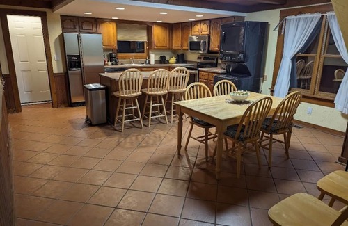 Lewis Center House | The Lazy Cat Lodge - Hot Tub - Fire Pit