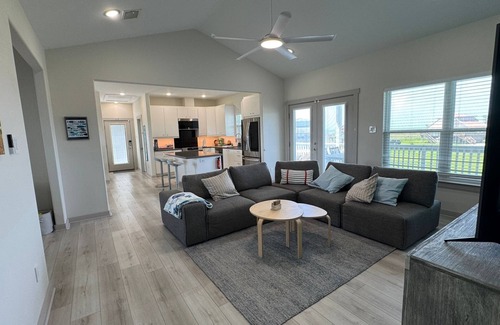 Matagorda House | "The Lazy Coconut," a family and pet-friendly home in beach walking distance.