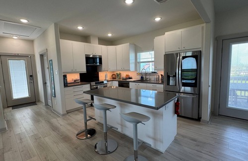 Matagorda House | "The Lazy Coconut," a family and pet-friendly home in beach walking distance.