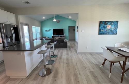 Matagorda House | "The Lazy Coconut," a family and pet-friendly home in beach walking distance.