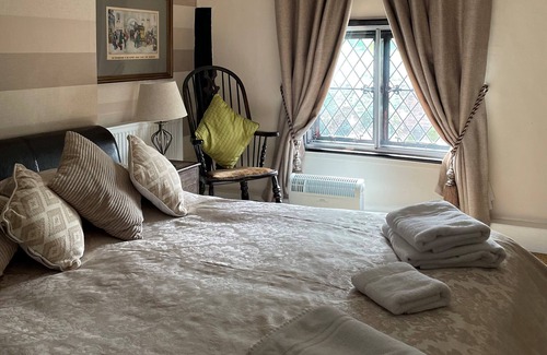 Cobham Hotel | The Leather Bottle Ltd